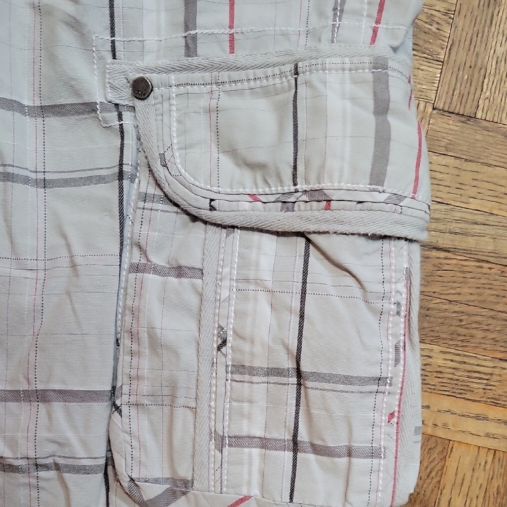 BKE Men's Plaid Cargo Shorts Gray and Red Size 36 - Picture 4 of 8